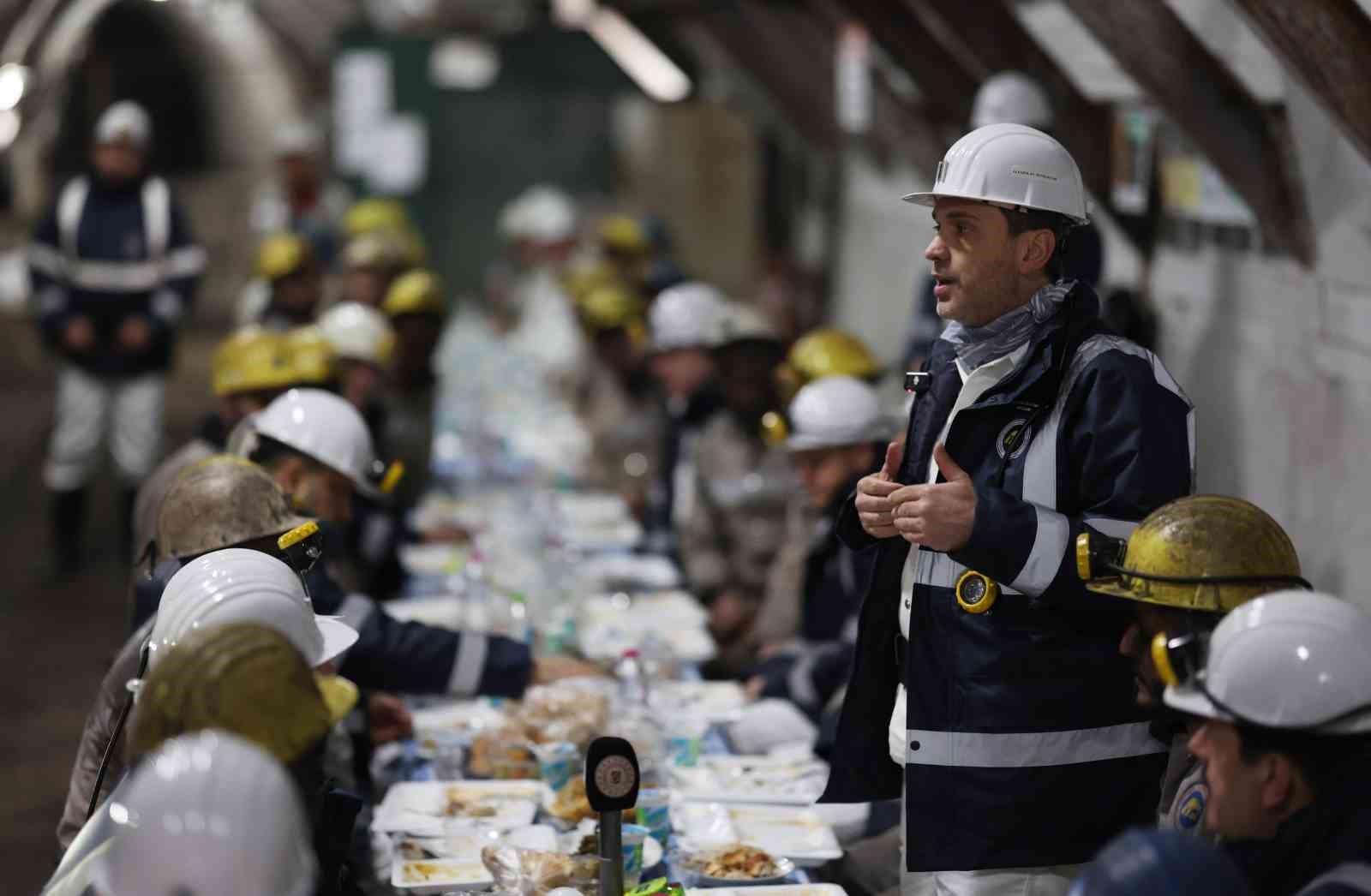 bakan bayraktar madencilerle iftar yapti 2 Q4n129ZK