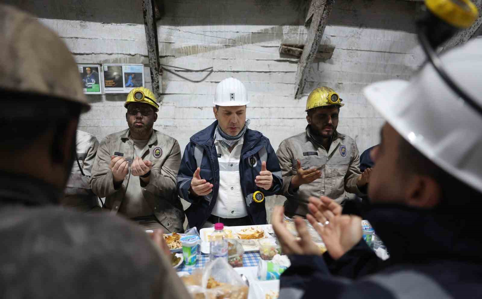 bakan bayraktar madencilerle iftar yapti 3 DHsNlGrD