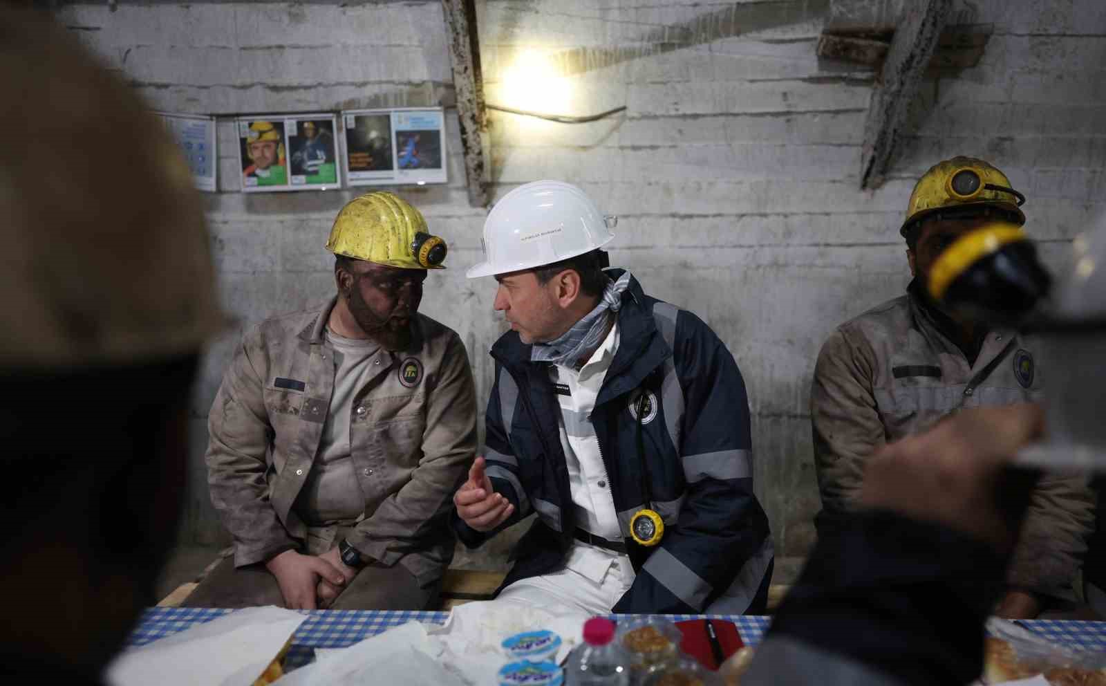 bakan bayraktar madencilerle iftar yapti 4 sTKhfX8N