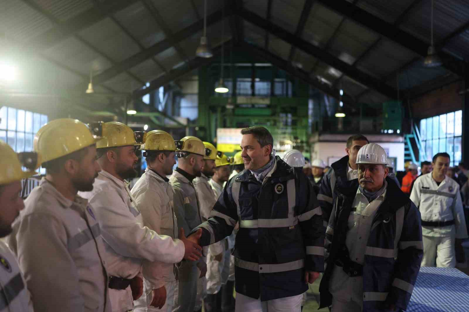 bakan bayraktar madencilerle iftar yapti 5 eh11K2O4