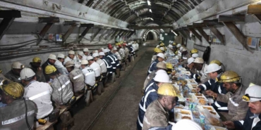 bakan-bayraktar-madencilerle-iftar-yapti-FAgt6mQi.jpg