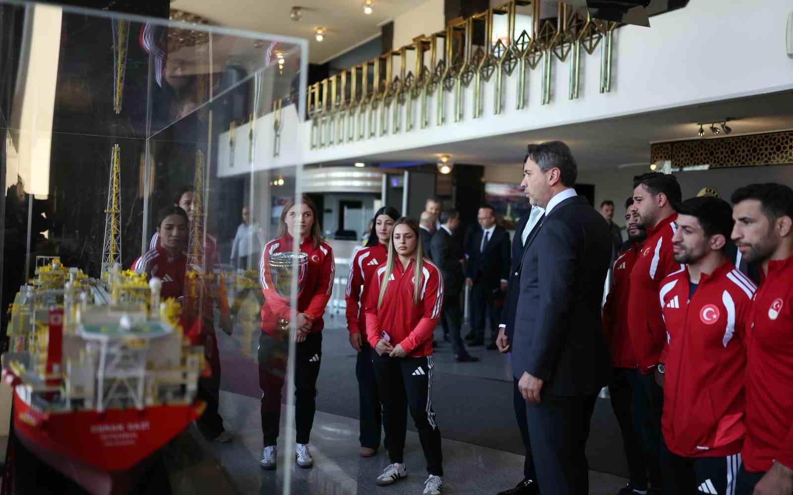 bakan bayraktar milli gurescileri agirladi 1 GW8YgNW3