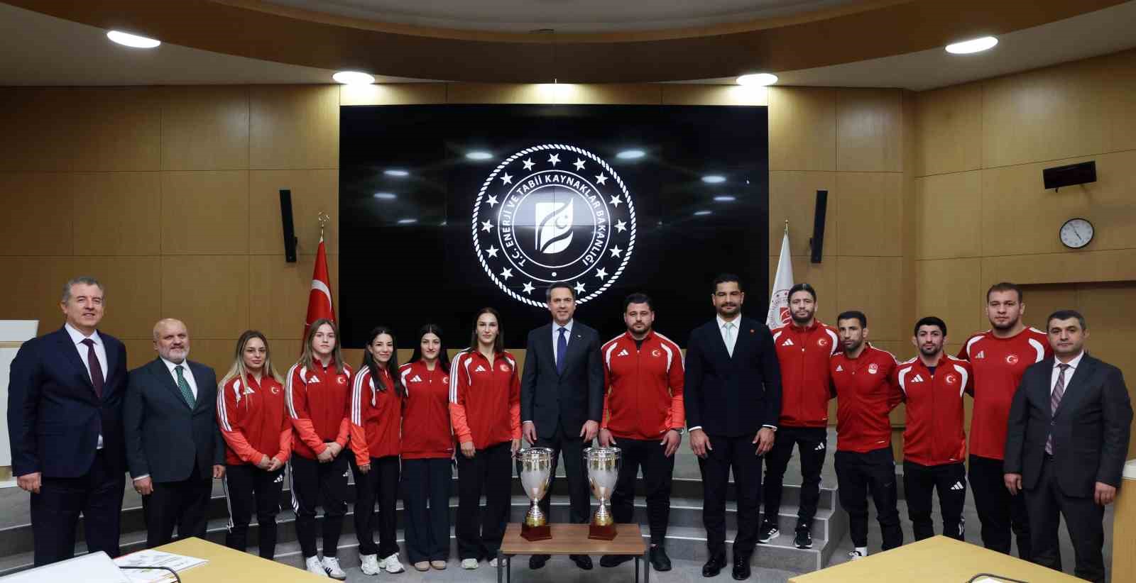 bakan bayraktar milli gurescileri agirladi 2