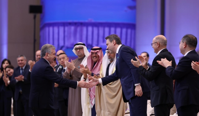 bakan-bayraktar-ozbekistan-cumhurbaskani-mirziyoyev-tarafindan-kabul-edildi-zGngmlAD.jpg