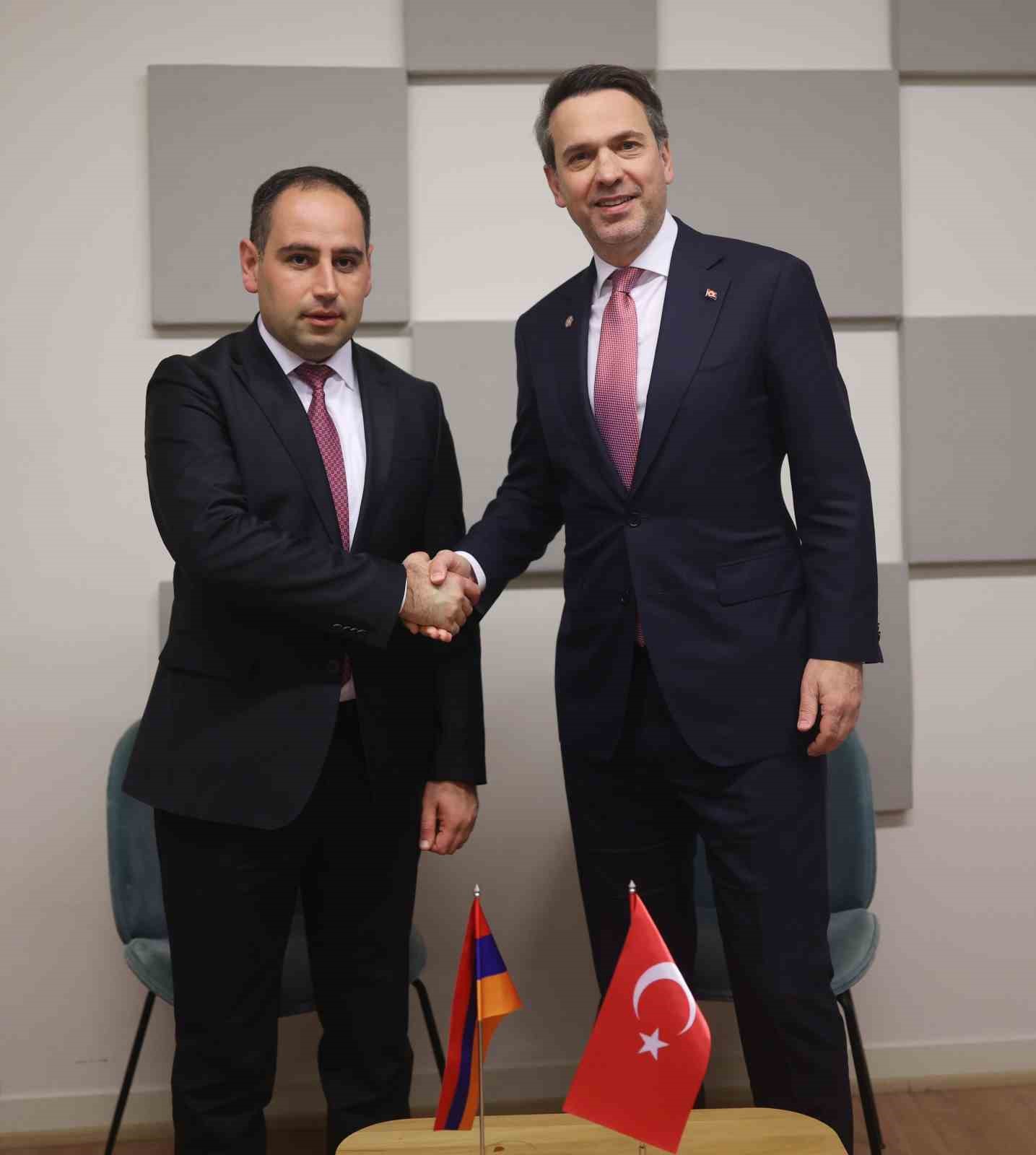 bakan bayraktar pariste ikili gorusmeler gerceklestirdi 10 O73Ss5r3