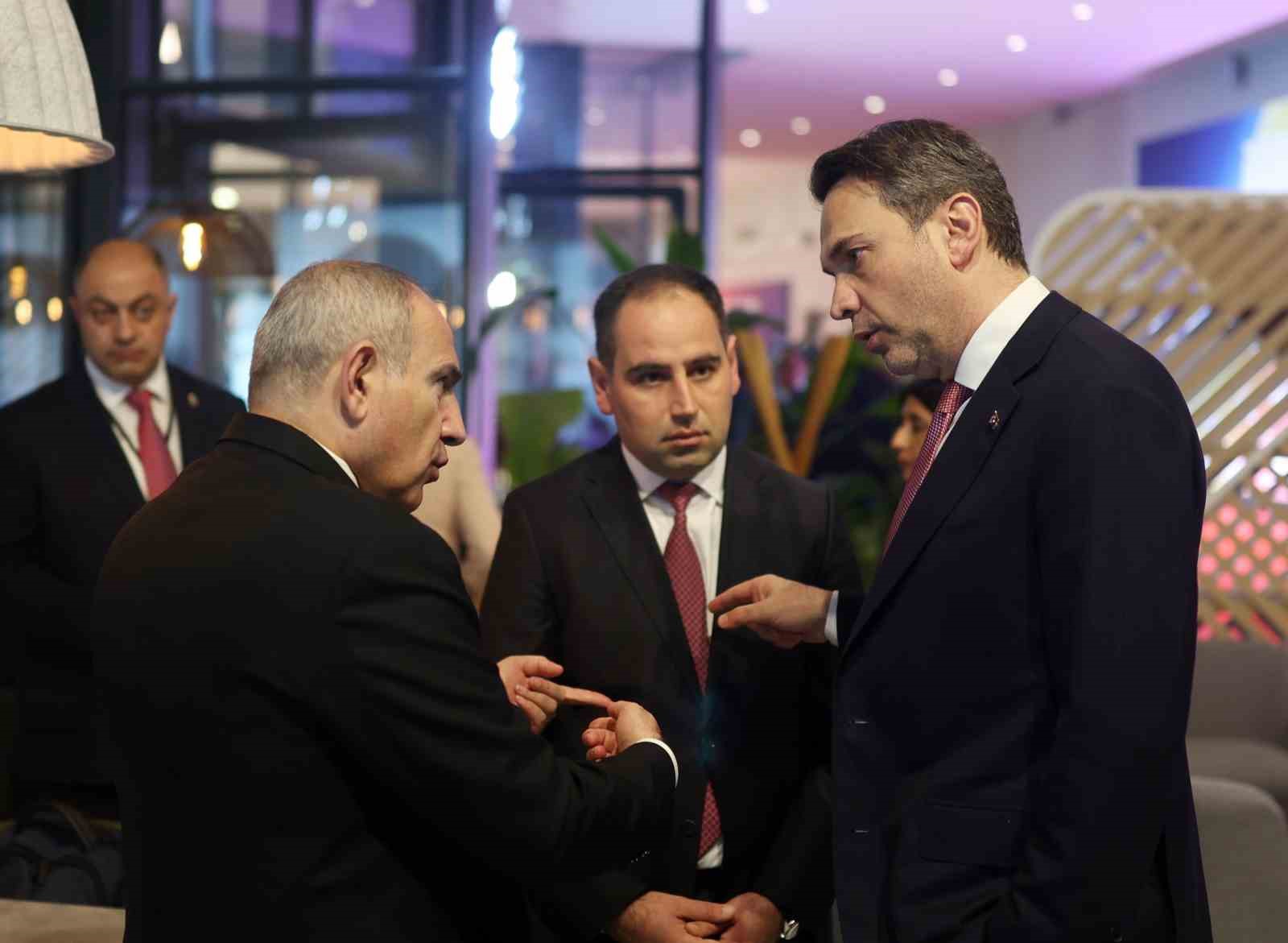 bakan bayraktar pariste ikili gorusmeler gerceklestirdi 7 8pbP42JM