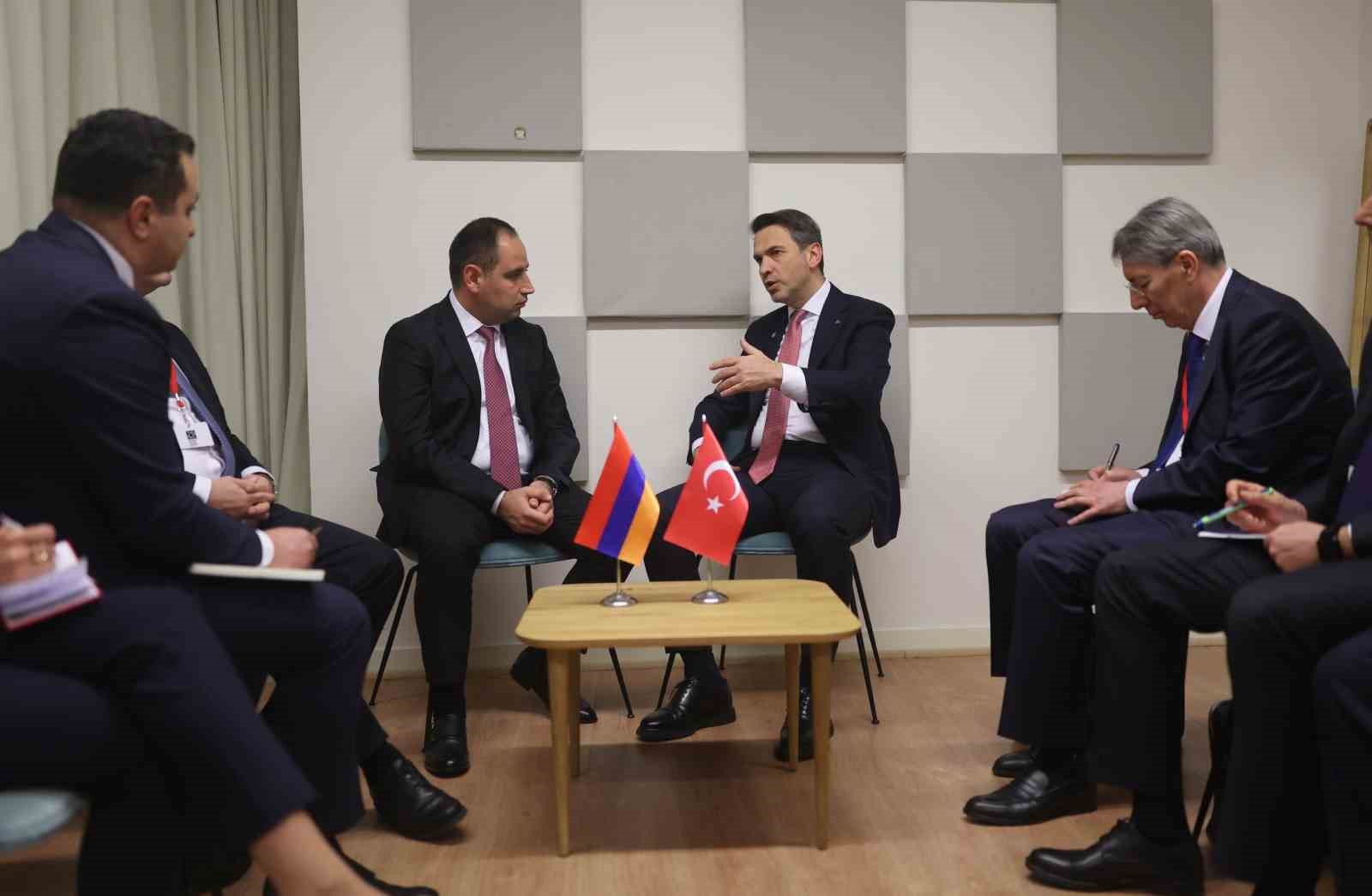 bakan bayraktar pariste ikili gorusmeler gerceklestirdi 8 VPZhBvF9