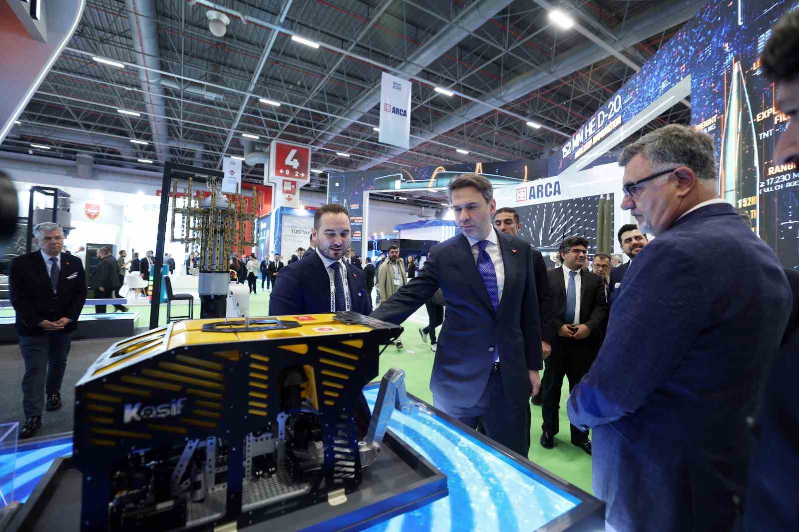 bakan bayraktar saha 2026yi ziyaret etti hepimiz icin bir iftihar vesilesi 2 nFBQy3bH