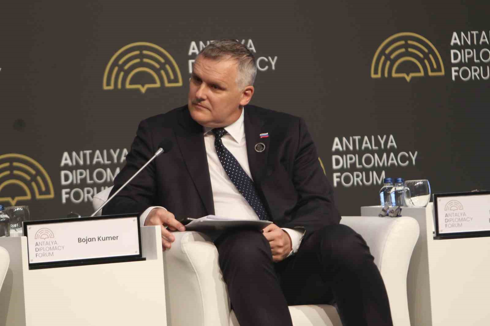 bakan bayraktar turkiye enerji piyasalarinda gecmiste yasanan cok yonlu sarsintilar nedeniyle onemli bir direnc eWOGeFIV