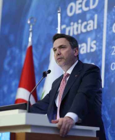 bakan-bayraktar-turkiyenin-enerji-donusumunun-kalbinde-kritik-mineraller-var-FltALhqa.jpg