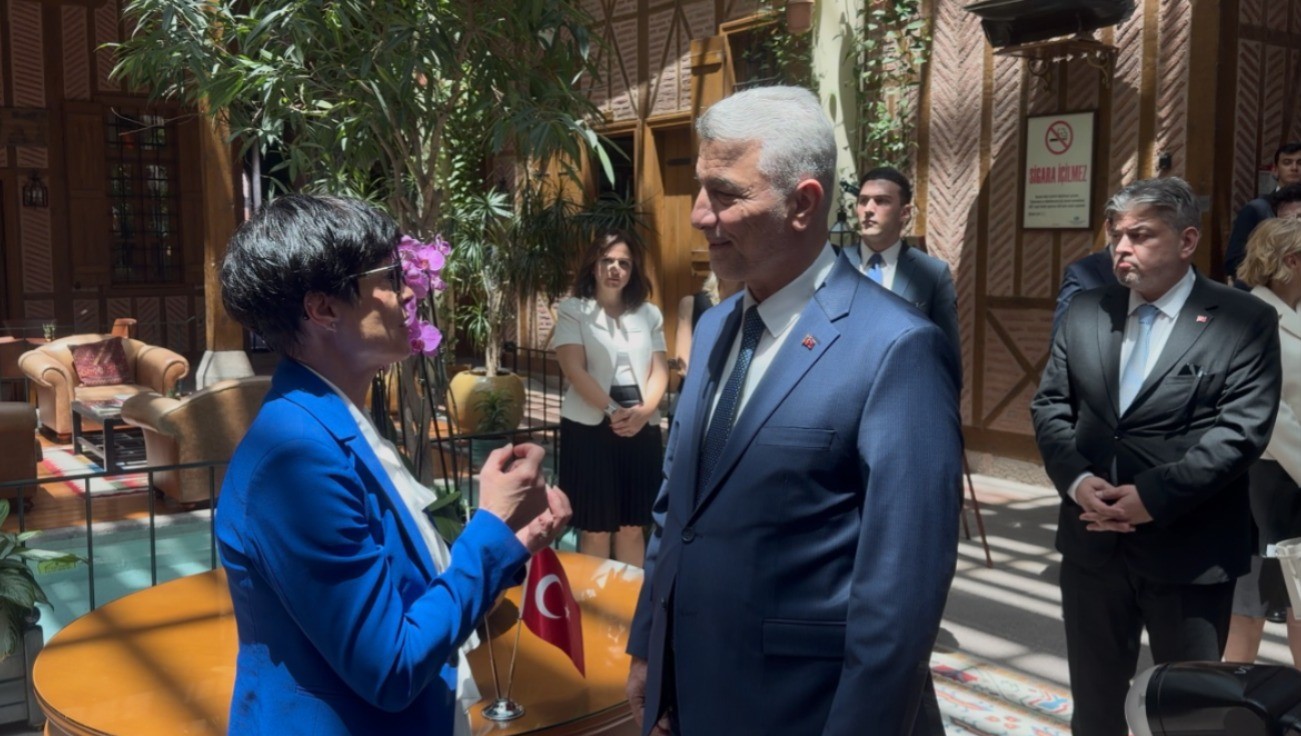 bakan bolat ab genisleme komiseri marta kos ile gorustu 0 FnDH2AwU
