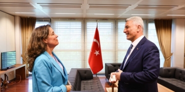 bakan-bolat-avrupa-otomobil-ureticileri-birligi-genel-direktoru-vries-ile-gorustu-JnKKHmIe.jpg