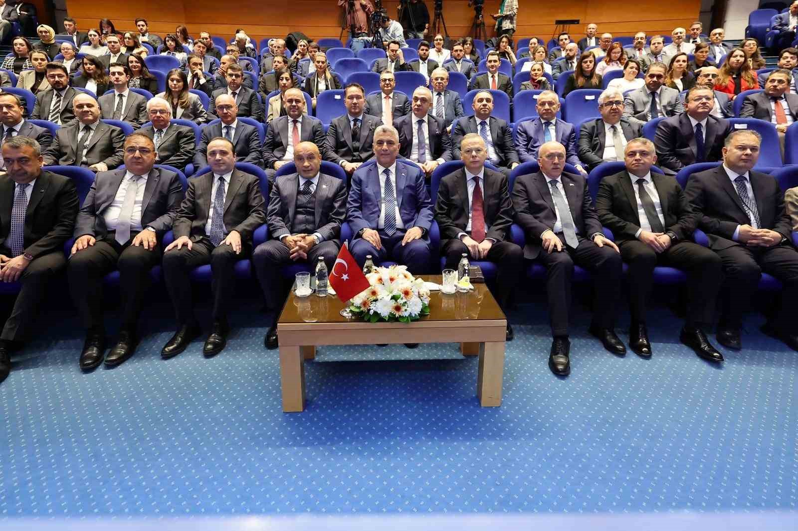 Bakan Bolat: "Kasımda ihracatımız, olumsuz takvim etkisine rağmen yüzde 2,2 artışla 22,7 milyar dolar olarak gerçekleşti" 8 bakan bolat kasimda ihracatimiz olumsuz takvim etkisine ragmen yuzde 22 artisla 227 milyar dolar YhiSOiWP