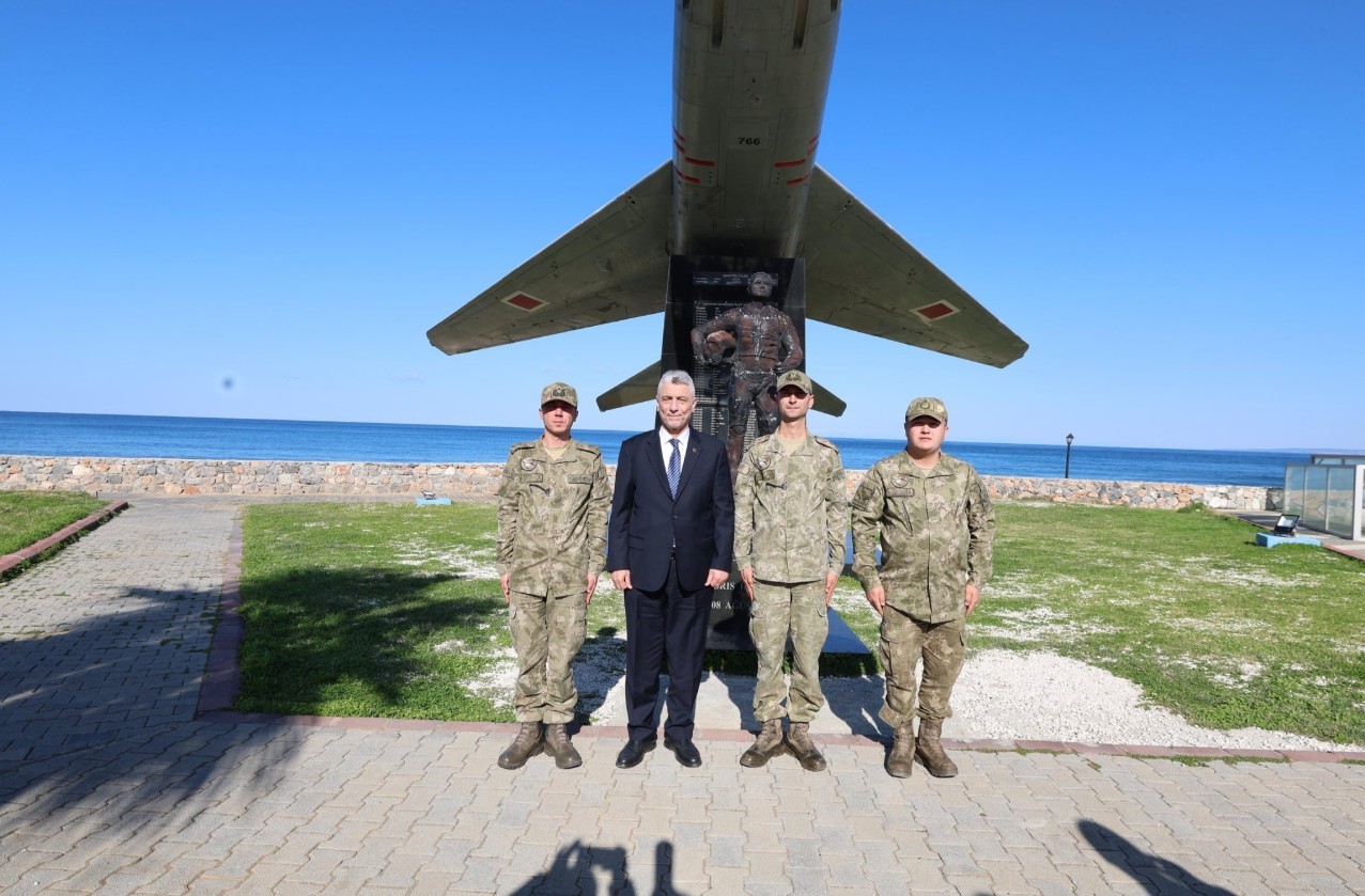 bakan bolat kktcde sehit yuzbasi cengiz topelin anitini ziyaret etti 2 yCIJEKr4