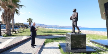 bakan-bolat-kktcde-sehit-yuzbasi-cengiz-topelin-anitini-ziyaret-etti-3n86XjWI.jpg