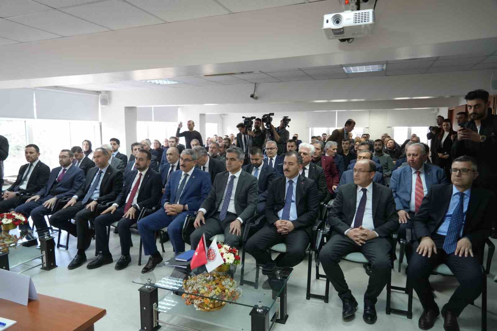 bakan bolat kuzey ve guneyimizde mini dunya savasi var turkiye bunlardan kendini korumayi basardi PddS9kGE