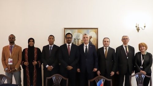 bakan bolat somali ticaret ve sanayi bakani hassan ile gorustu 1 L42Vg2jm