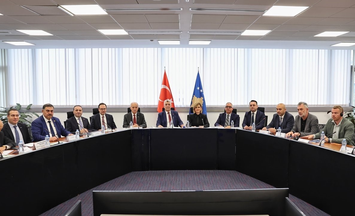bakan bolat turk ve kosovali is adamlariyla bir araya geldi 2 dJKwgjWv