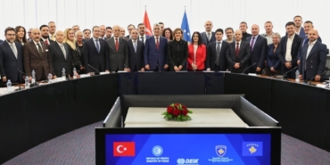 bakan-bolat-turk-ve-kosovali-is-adamlariyla-bir-araya-geldi-52iggPO9.jpg