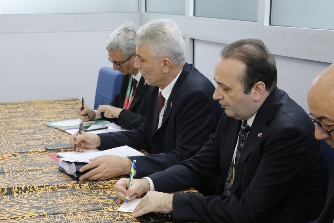 bakan bolat yaoundede guney koreli bakan han koo ile gorustu 2 raEtlNN6