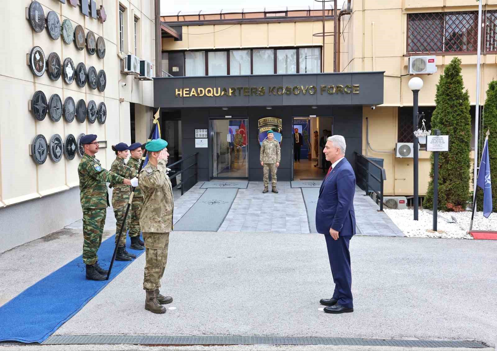 bakan bolattan kosovada kfor karargahina ziyaret 6 KkKAtSN4