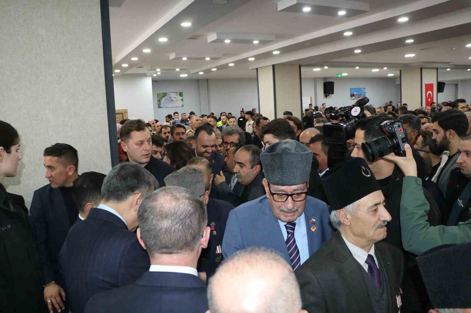bakan ciftci asker ve vatandaslarla bayramlasti 4 WEUFby4A
