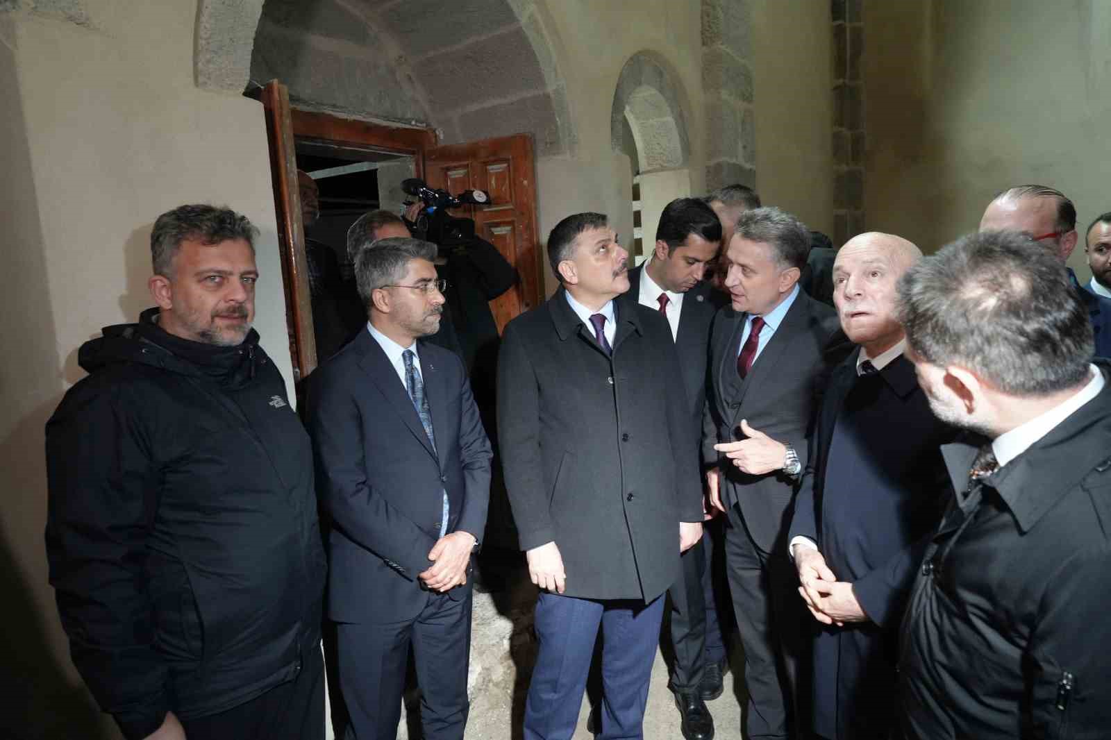 bakan ciftci erzurumda restorasyonu devam eden fetih camiini inceledi 2