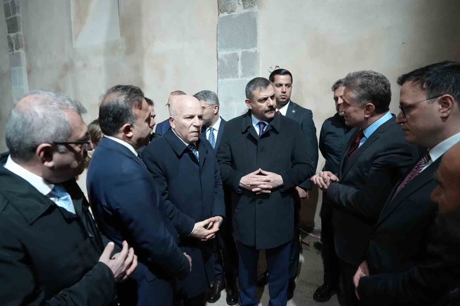 bakan ciftci erzurumda restorasyonu devam eden fetih camiini inceledi 3 rqFGWC3H