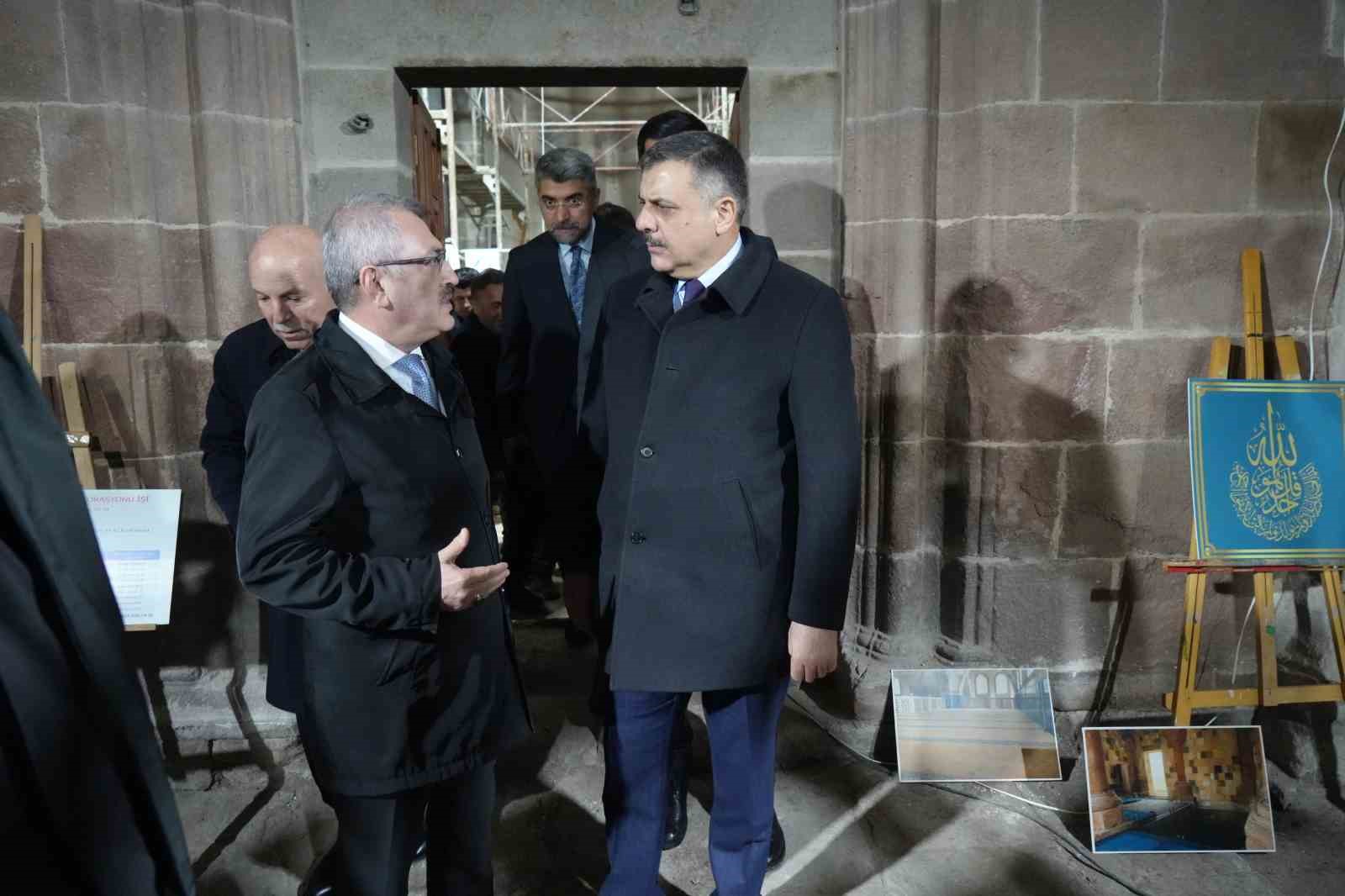 bakan ciftci erzurumda restorasyonu devam eden fetih camiini inceledi 4 l1ChYdqU