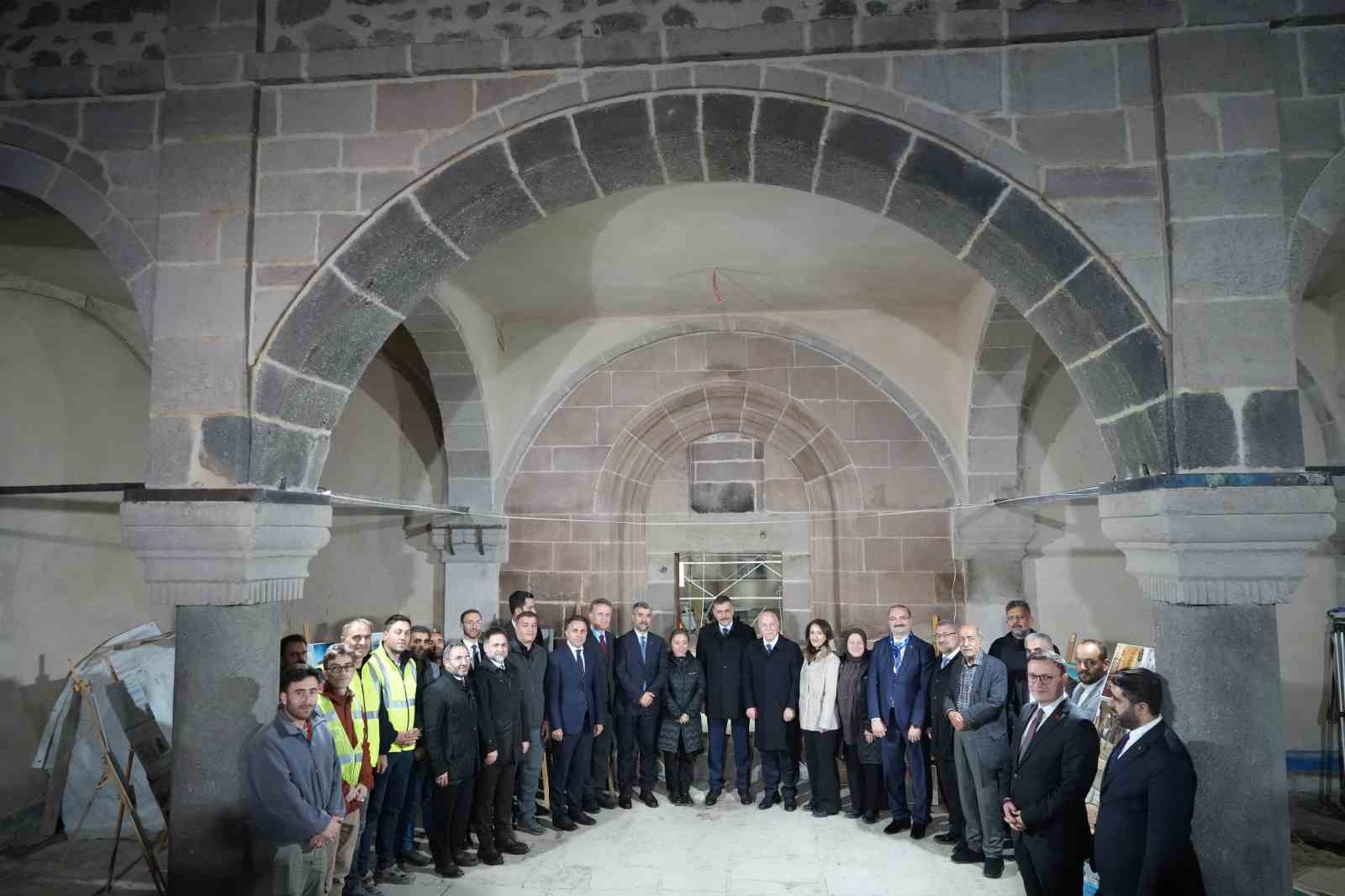 bakan ciftci erzurumda restorasyonu devam eden fetih camiini inceledi 5 M4qJZYeX