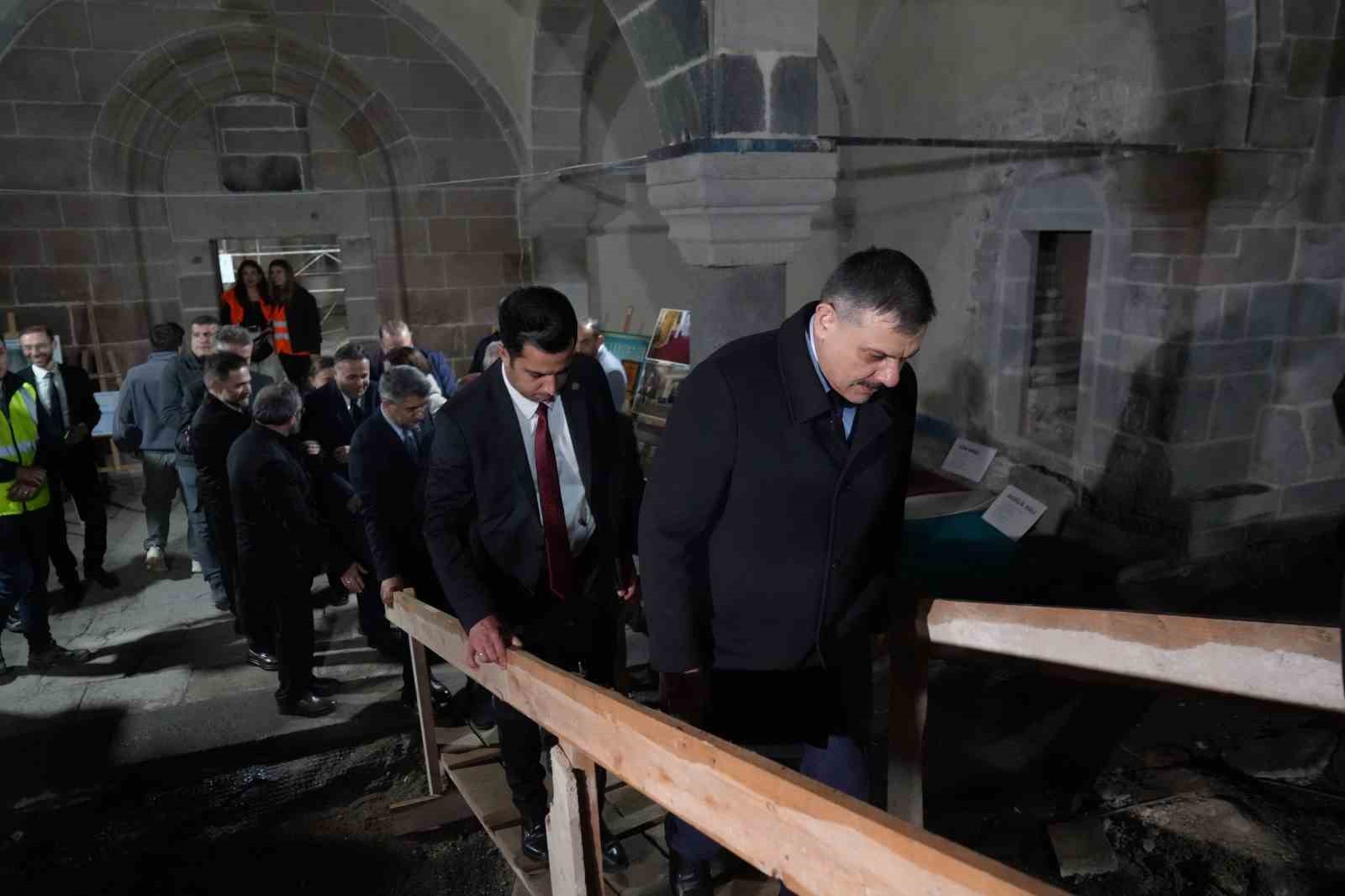 bakan ciftci erzurumda restorasyonu devam eden fetih camiini inceledi 6 AikiFbBe