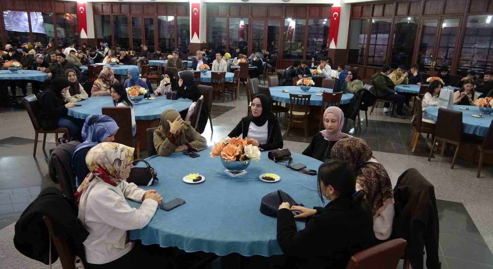 bakan ciftci kutahyadaki iftar programina canli baglanti ile katildi 2 iJglmRkX