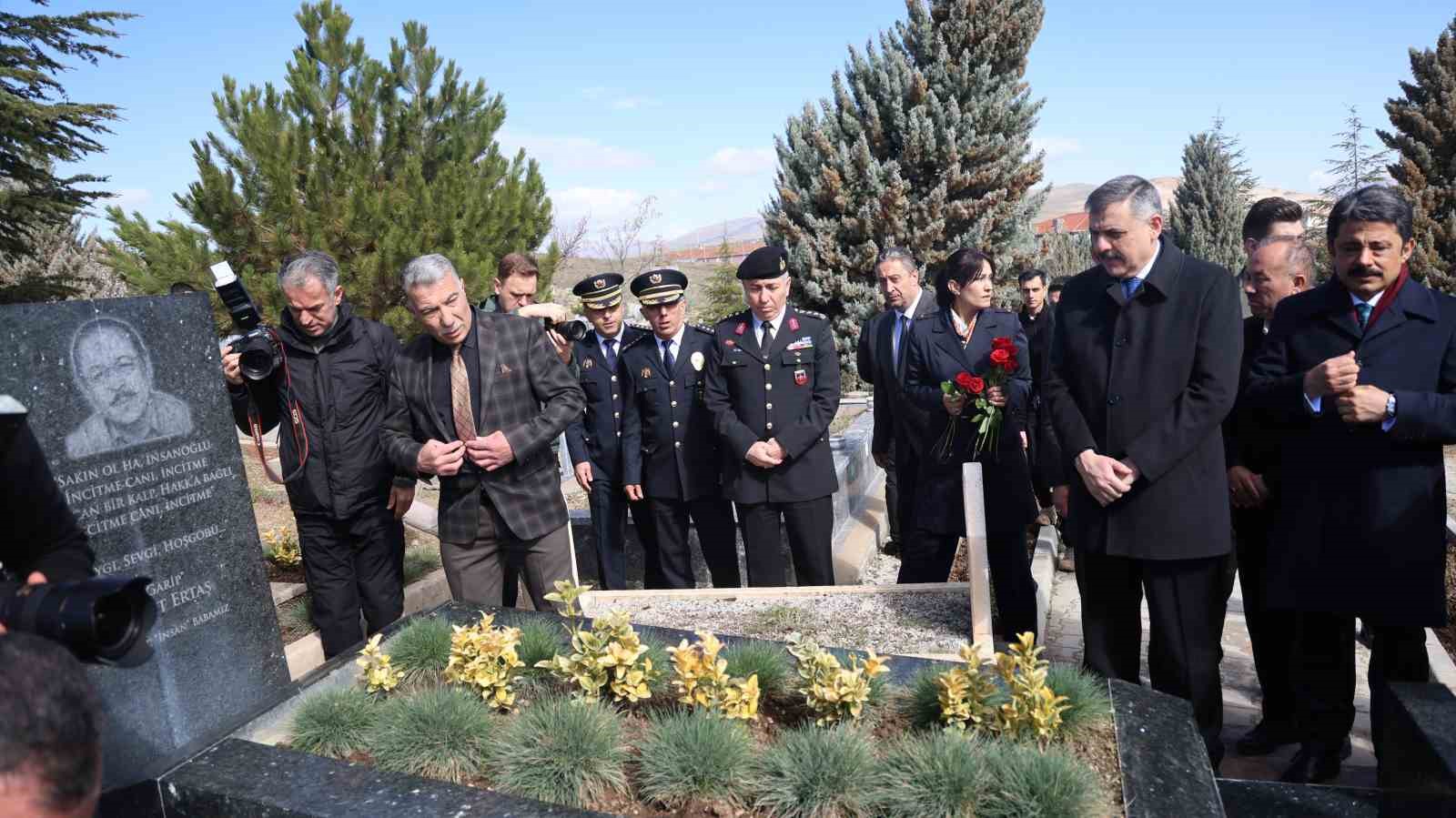 Bakan Çiftçi, Neşet Ertaş’ın kabrini ziyaret etti 4 bakan ciftci neset ertasin kabrini ziyaret etti 0 6uyLw8KA