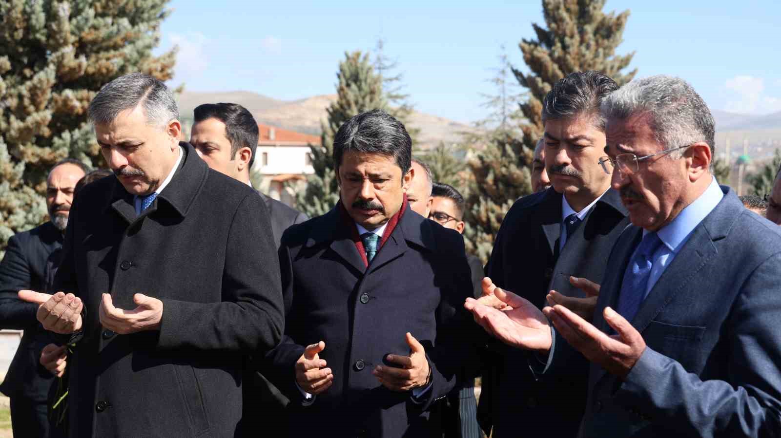 Bakan Çiftçi, Neşet Ertaş’ın kabrini ziyaret etti 5 bakan ciftci neset ertasin kabrini ziyaret etti 1 zHfWFCOF