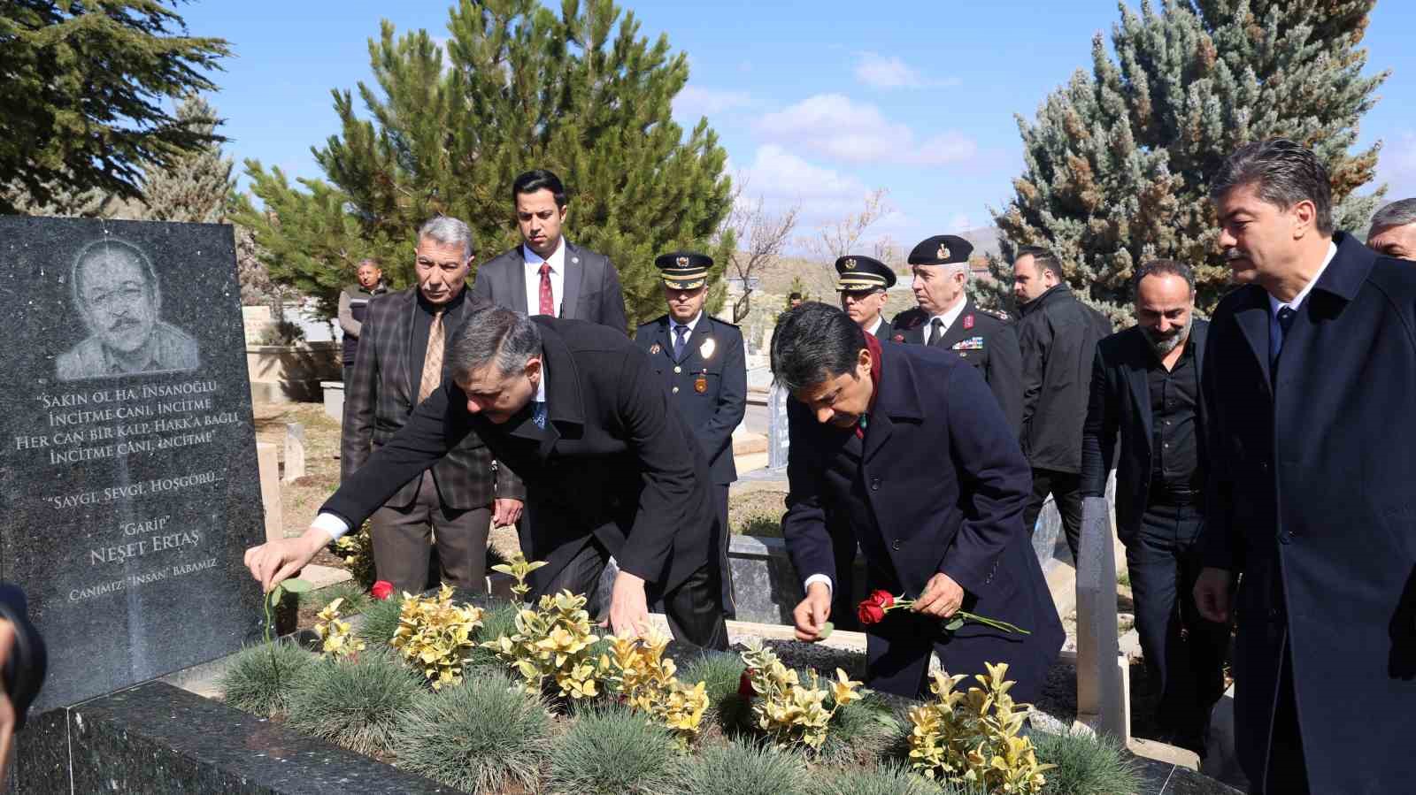 Bakan Çiftçi, Neşet Ertaş’ın kabrini ziyaret etti 6 bakan ciftci neset ertasin kabrini ziyaret etti 2 88sRLrBQ