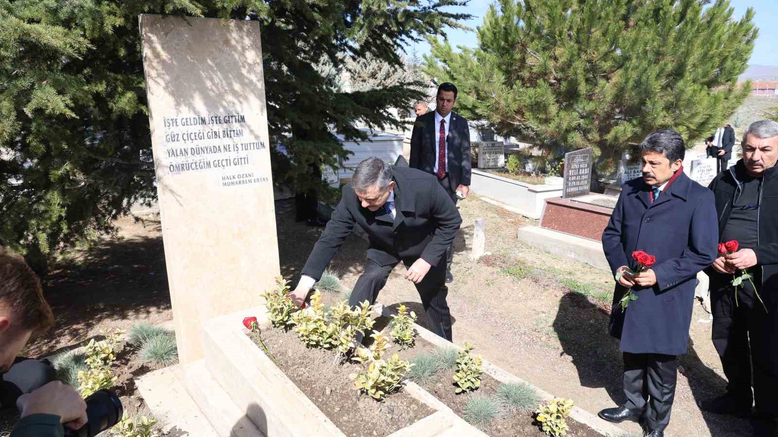 Bakan Çiftçi, Neşet Ertaş’ın kabrini ziyaret etti 7 bakan ciftci neset ertasin kabrini ziyaret etti 3 r9ekI5iW