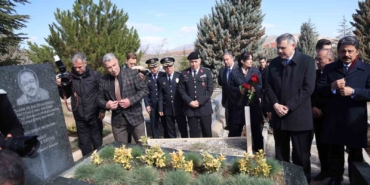 bakan-ciftci-neset-ertasin-kabrini-ziyaret-etti-VbBaNf13.jpg