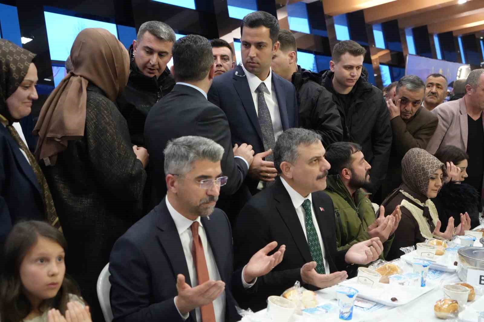 bakan ciftci ve bakan tekin erzurumda 4 bin kisiyle iftarda bulustu 12