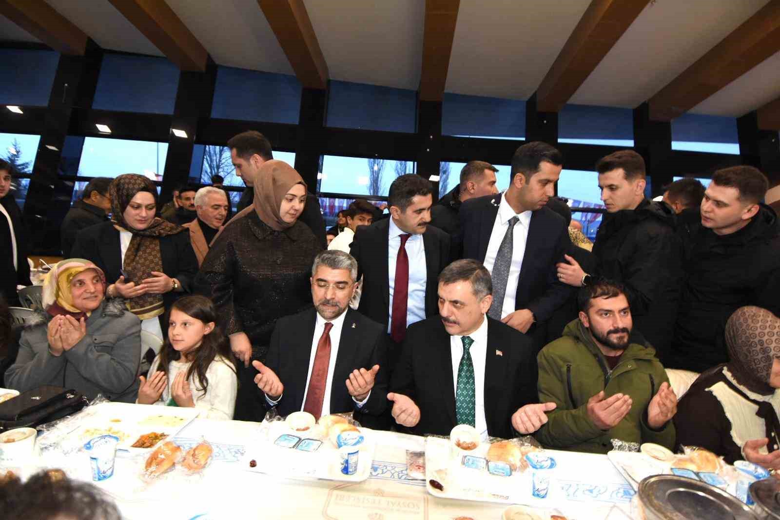bakan ciftci ve bakan tekin erzurumda 4 bin kisiyle iftarda bulustu 3 j8ycbyi6