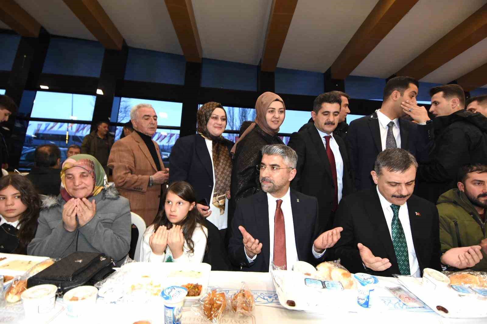 bakan ciftci ve bakan tekin erzurumda 4 bin kisiyle iftarda bulustu 7 iX6jlT8I