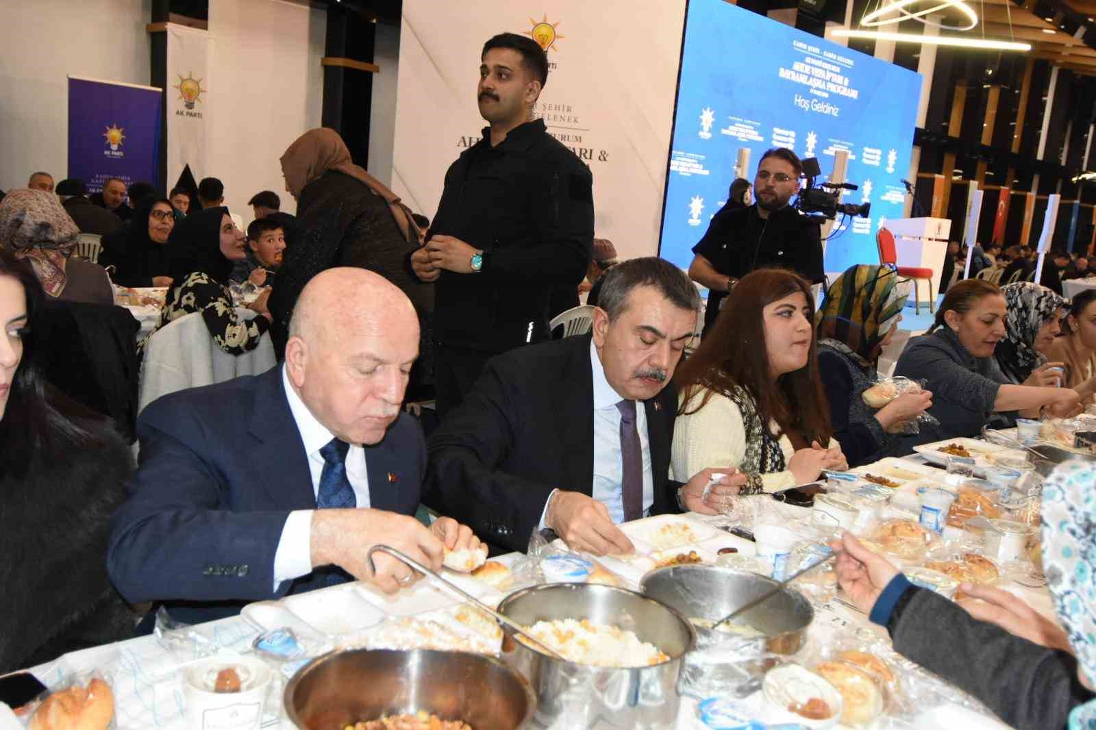 bakan ciftci ve bakan tekin erzurumda 4 bin kisiyle iftarda bulustu 8 3lAfr8ra