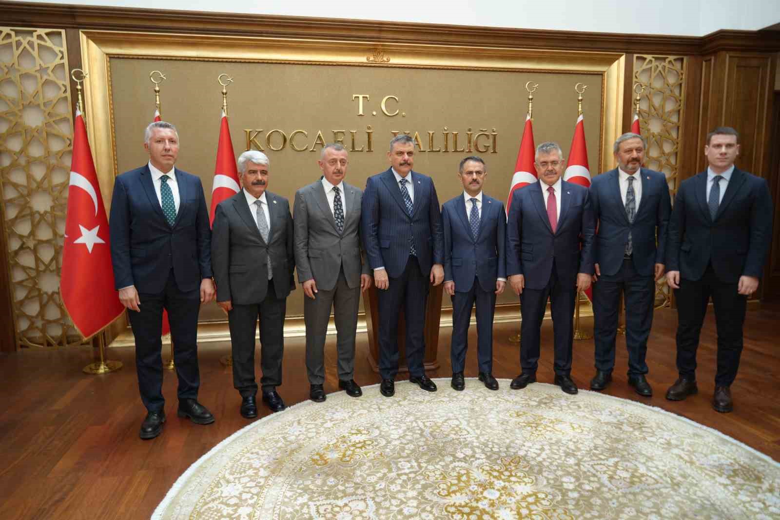 Bakan Çiftçi’den Kocaeli’de akvaryum ve kütüphane ziyareti 4 bakan ciftciden kocaelide akvaryum ve kutuphane ziyareti 0
