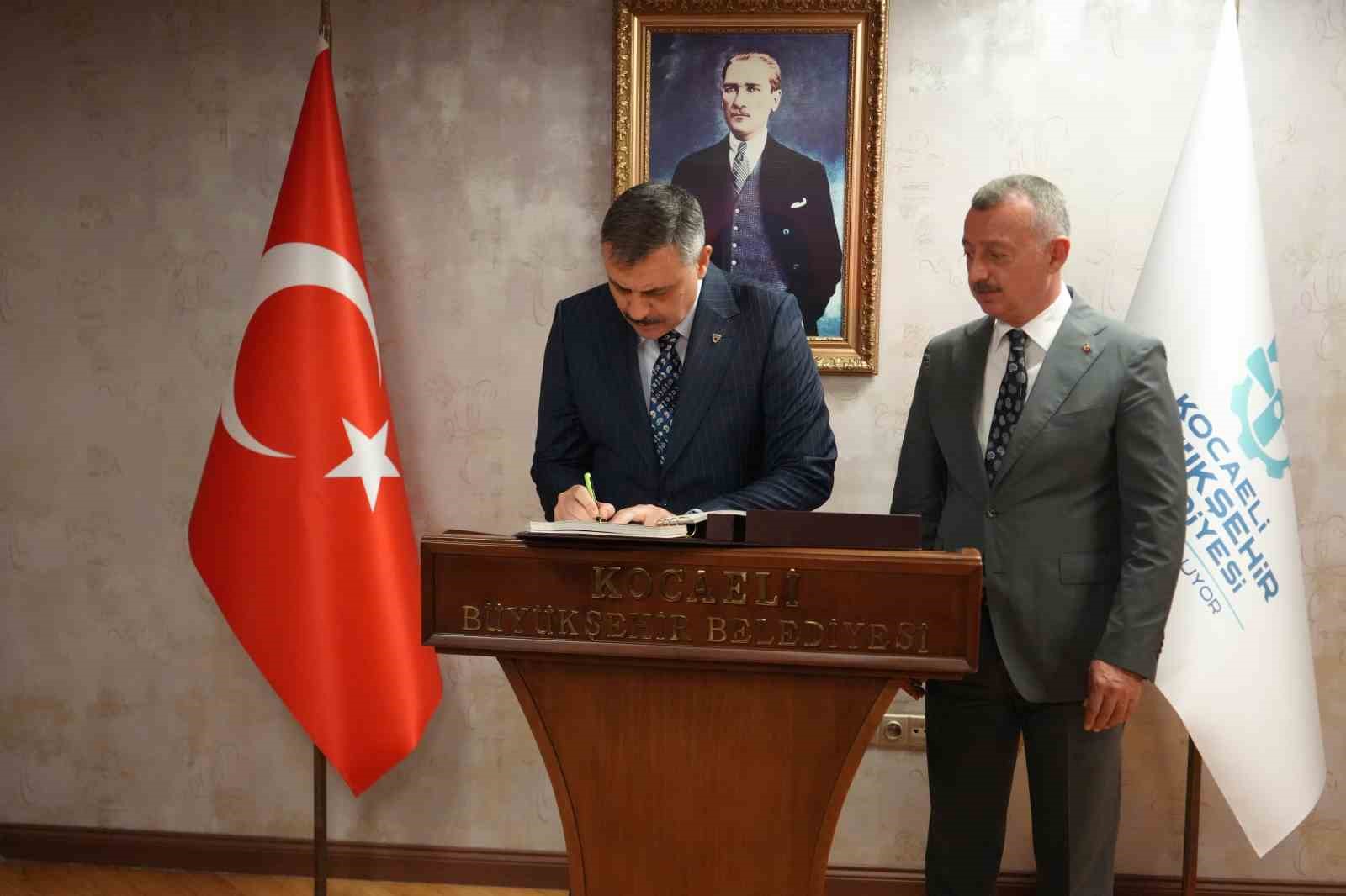 Bakan Çiftçi’den Kocaeli’de akvaryum ve kütüphane ziyareti 5 bakan ciftciden kocaelide akvaryum ve kutuphane ziyareti 1 qqTX9VOA