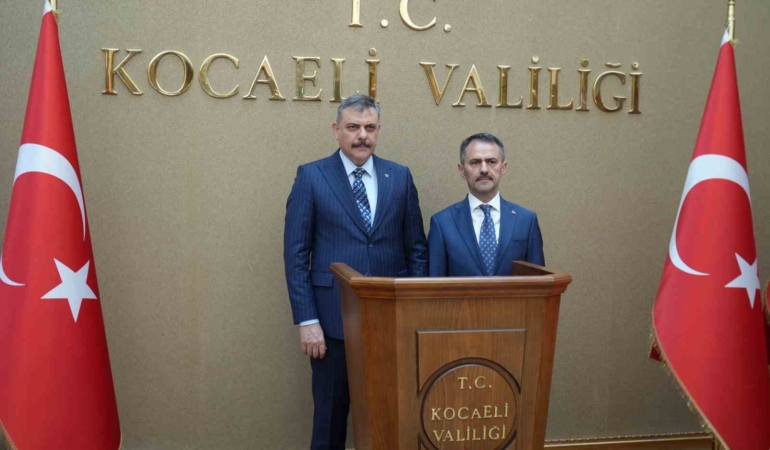 bakan-ciftciden-kocaelide-akvaryum-ve-kutuphane-ziyareti-wn18GIUx.jpg
