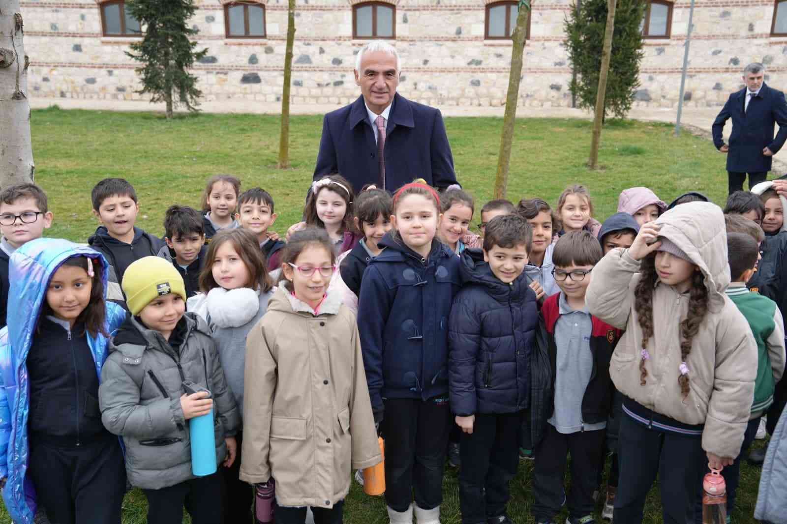 Bakan Ersoy: "16’ncı yüzyıla tarihlenmiş iki adet İznik çinisinin ülkemize iadesini sağlamış bulunuyoruz" 5 bakan ersoy 16nci yuzyila tarihlenmis iki adet iznik cinisinin ulkemize iadesini saglamis bulunuyoruz 1 MelRruVH