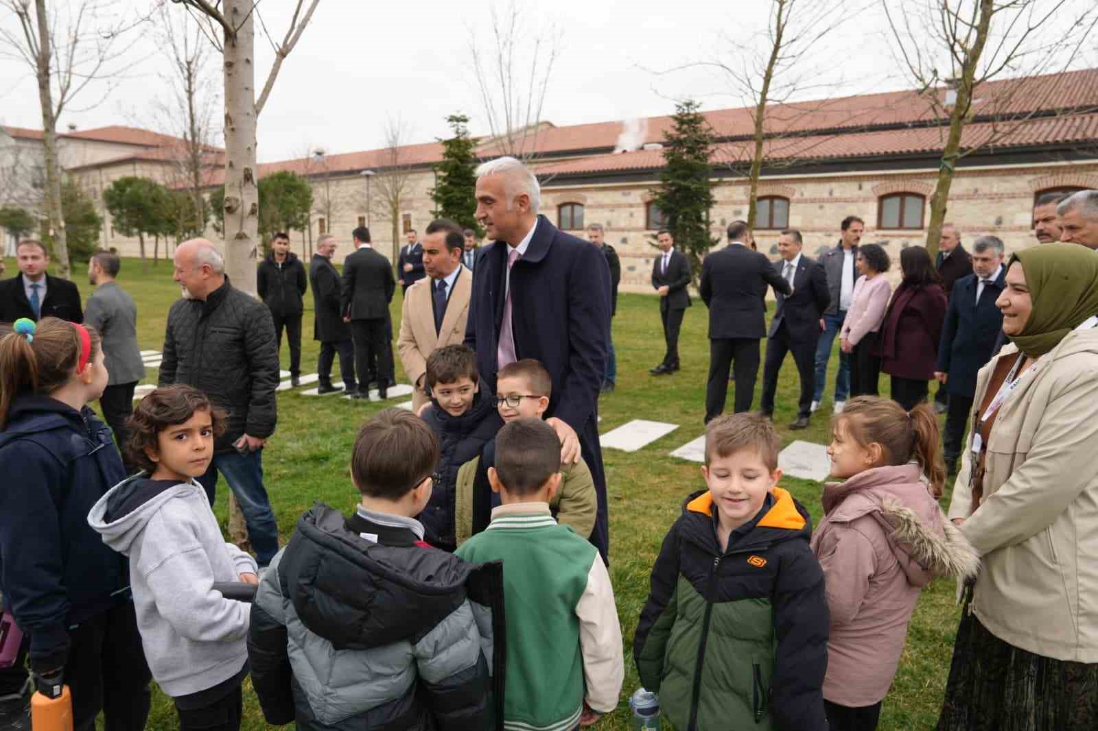Bakan Ersoy: "16’ncı yüzyıla tarihlenmiş iki adet İznik çinisinin ülkemize iadesini sağlamış bulunuyoruz" 8 bakan ersoy 16nci yuzyila tarihlenmis iki adet iznik cinisinin ulkemize iadesini saglamis bulunuyoruz 4