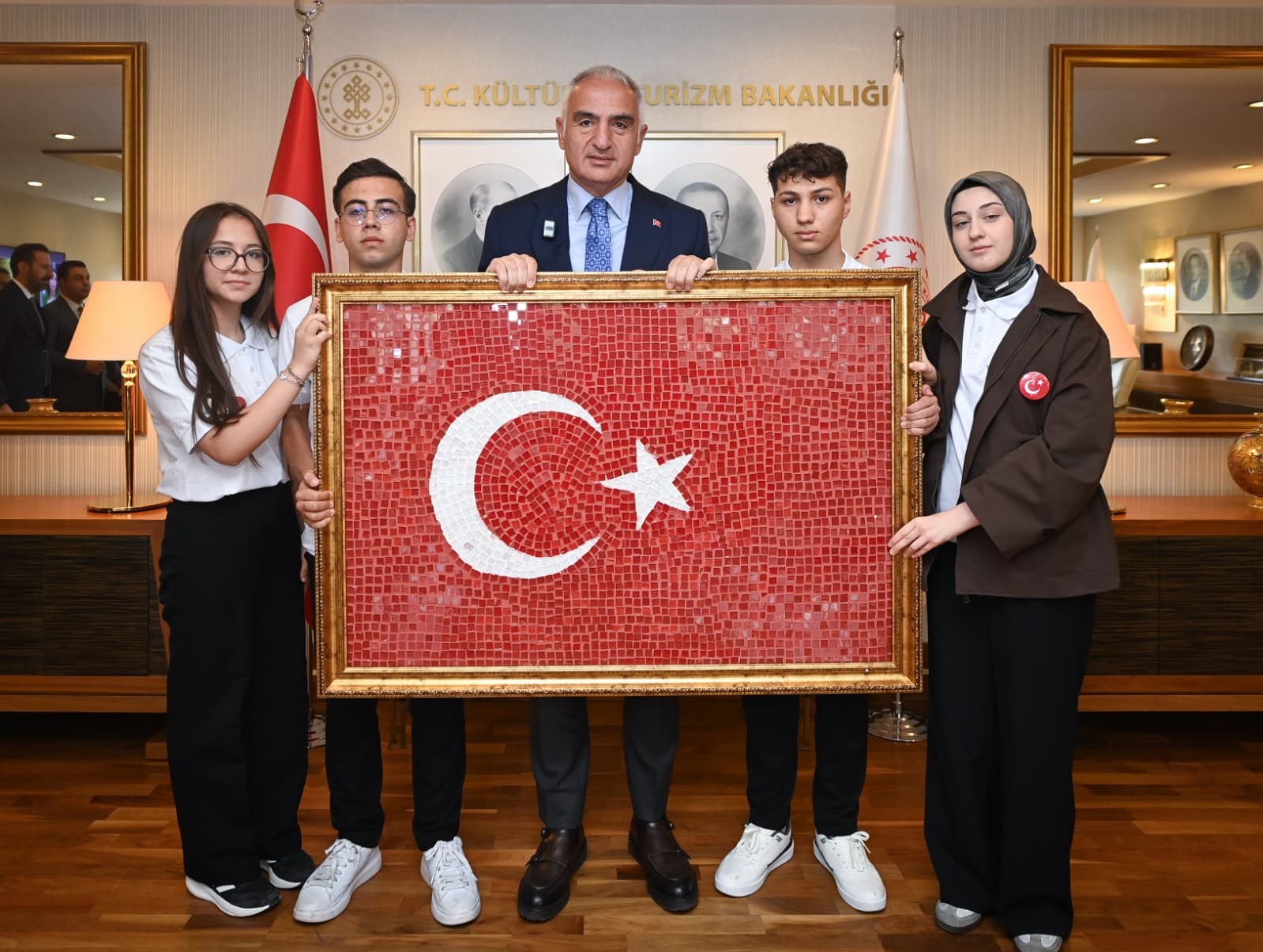 bakan ersoy 19 mayista genc sanatcilari bakanlikta agirladi 0