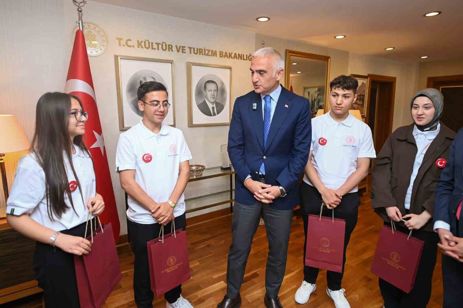 bakan ersoy 19 mayista genc sanatcilari bakanlikta agirladi 1 O6GIenAg