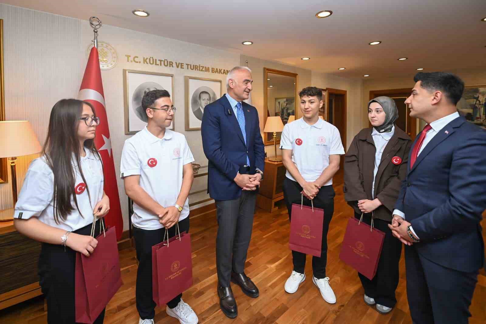 bakan ersoy 19 mayista genc sanatcilari bakanlikta agirladi 2 8g2J5Hz1