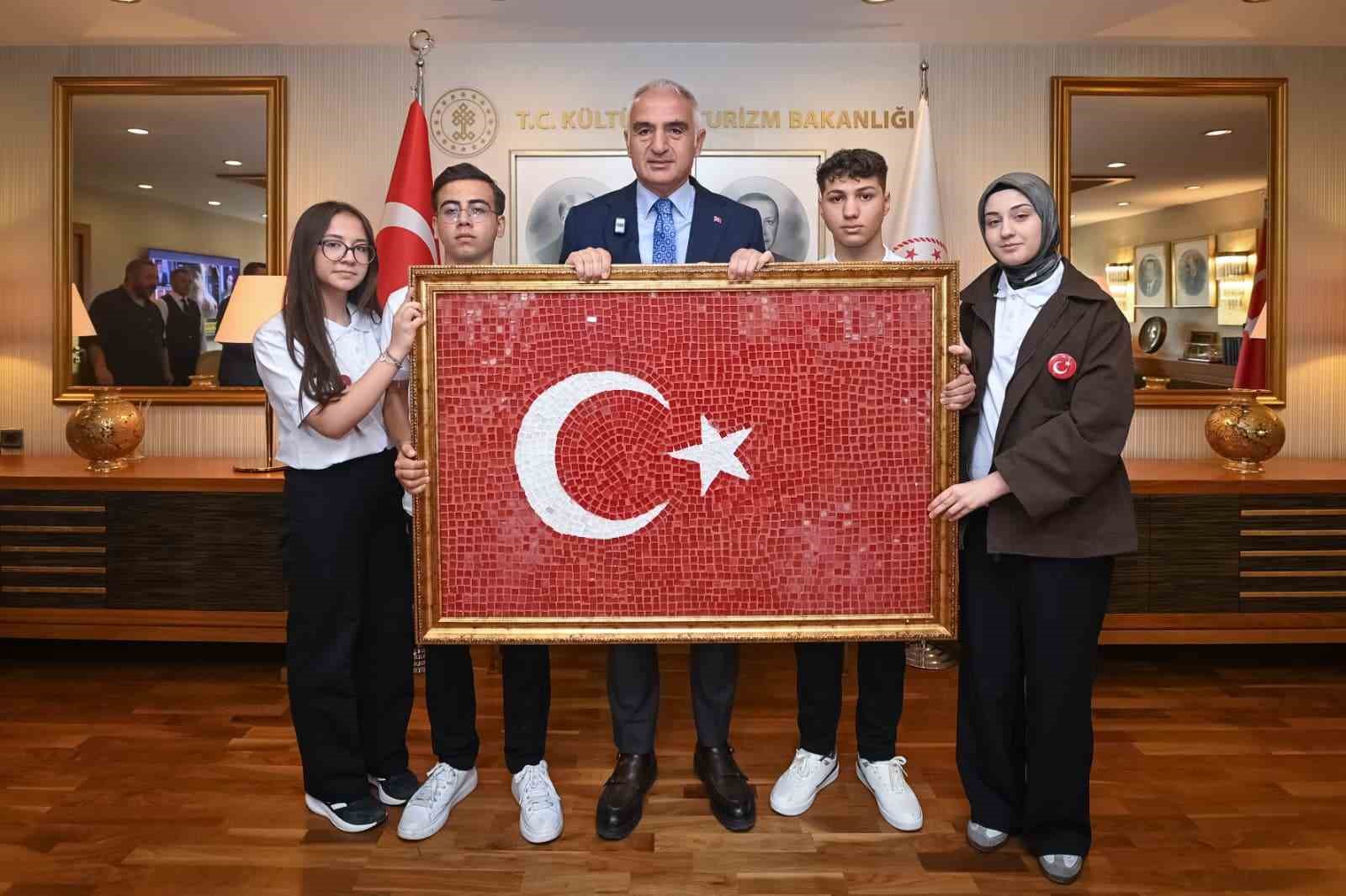 bakan ersoy 19 mayista genc sanatcilari bakanlikta agirladi 3 YjwXIkSf